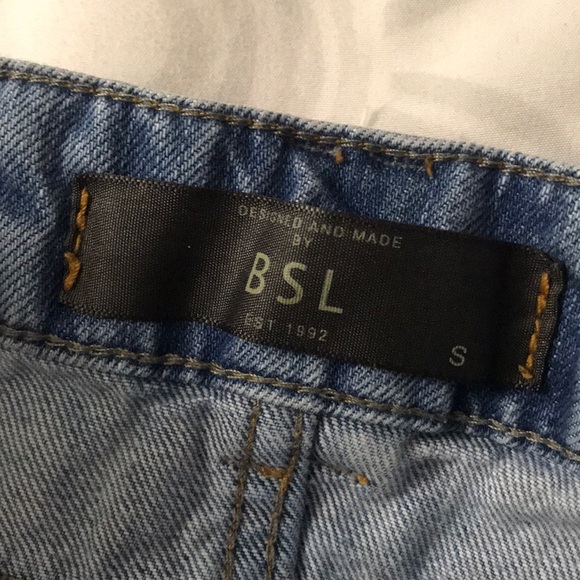 Distressed light wash boyfriend jeans - Picture 3 of 7